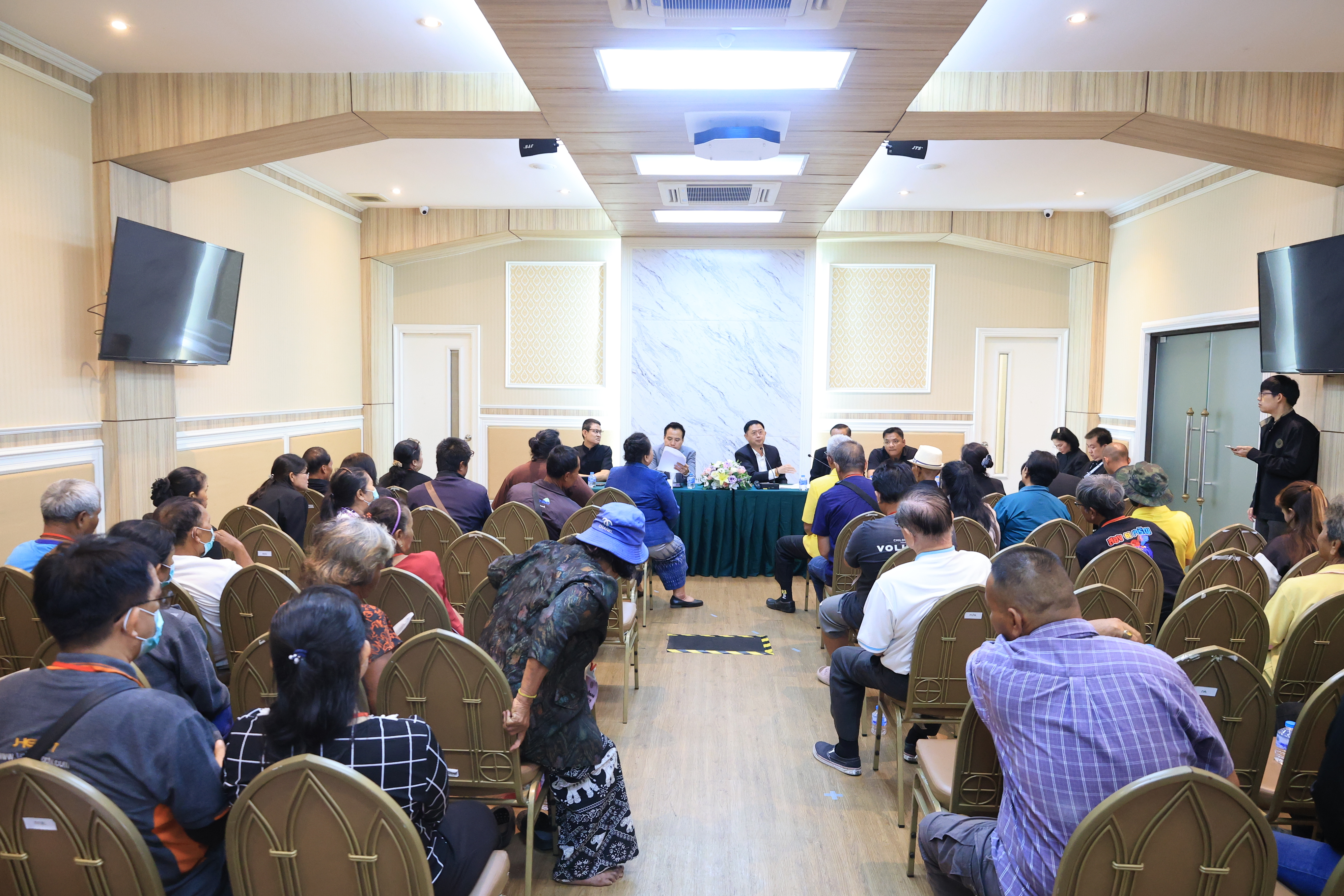 title - ส.ป.ก. เข้ารับฟังข้อเสนอสมาชิกเกษตรกรสภาประชาชน 4 ภาค ติดตามความคืบหน้าโครงการฯ ตามมติ ครม.  เกี่ยวกับด้านการจัดที่ดิน ด้านงบประมาณโครงการฯ และด้านบุคคล เพื่อแก้ไขปัญหาความเดือนร้อนให้กับสมาชิกในพื้นที่